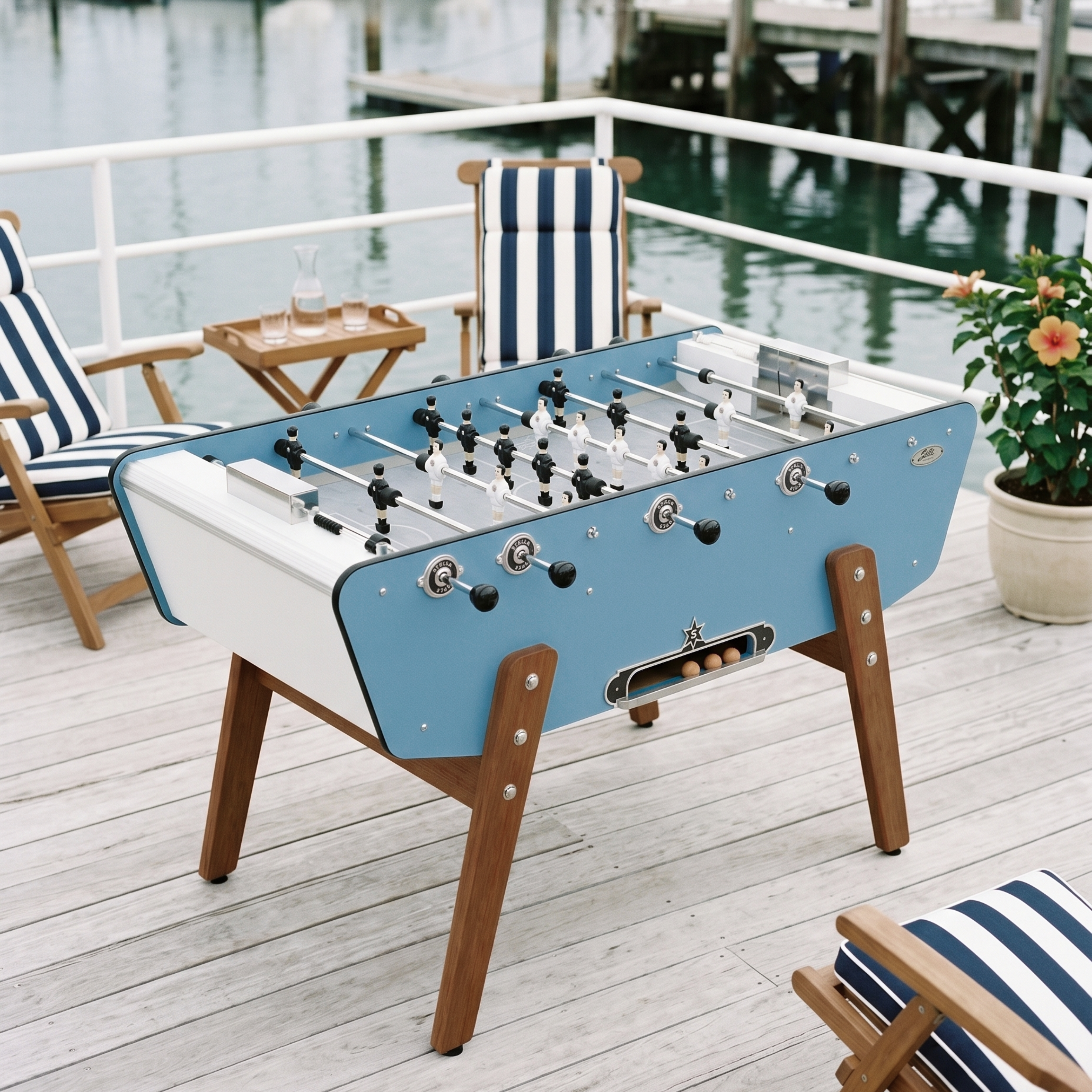 Baby-foot d'extérieur Stella Star Outdoor bleu Cap-Ferret installé sur une terrasse, coloris bord de mer éclatant pour une ambiance estivale et conviviale en plein air.