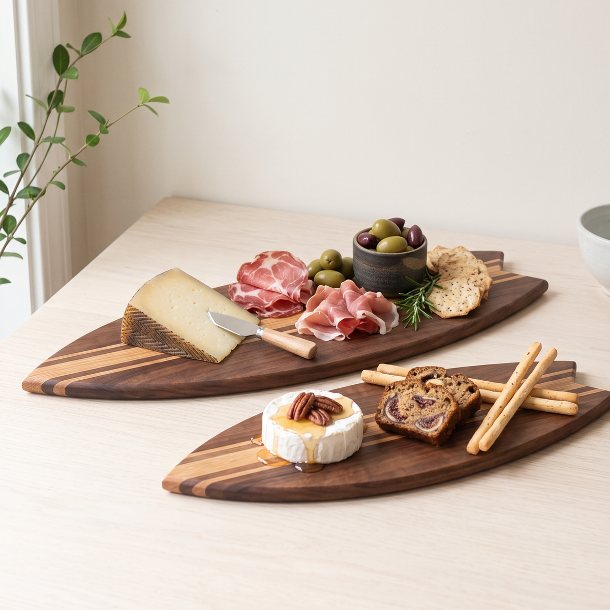 Planche apéro en bois massif en forme de surf garnie de charcuteries et fromages