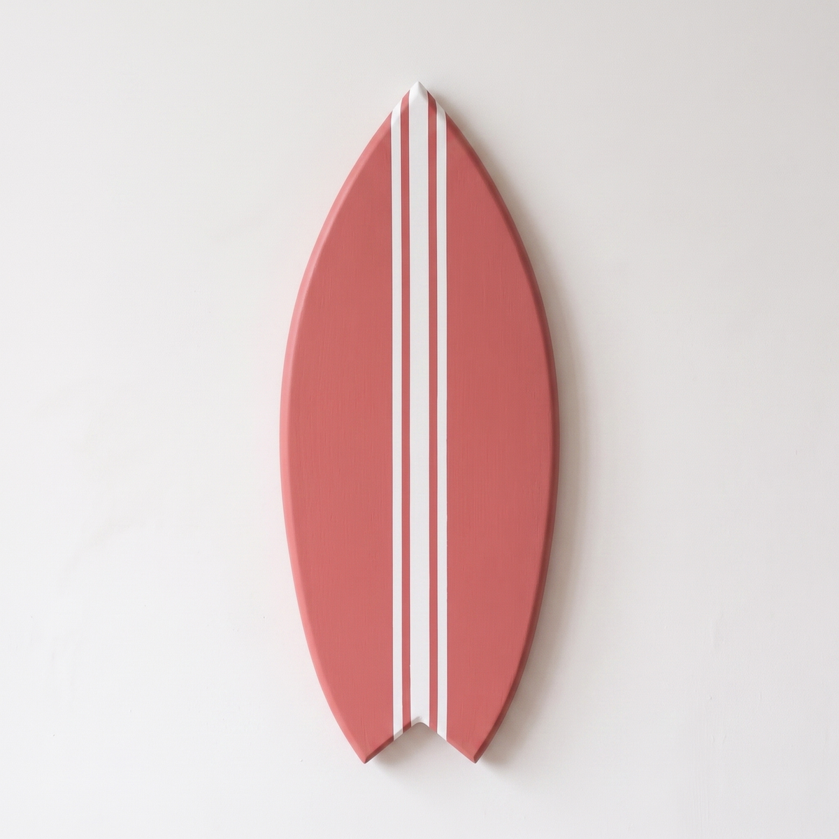 Planche de surf décorative peinte accrochée au mur dans un intérieur style surf house