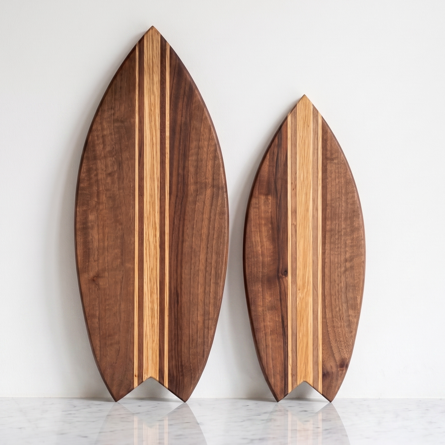 Premium Surf-Schneidebrett – Walnuss-Basis, Eichenlinien