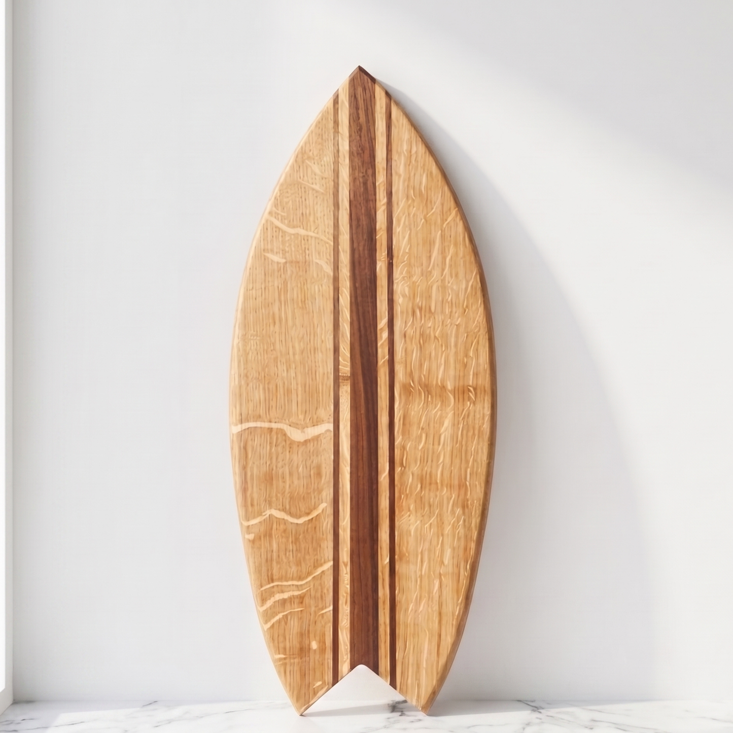 Premium Surf-Schneidebrett – Eichenbasis, Walnusslinien