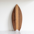Premium Surf-Schneidebrett – Walnuss-Basis, Eichenlinien