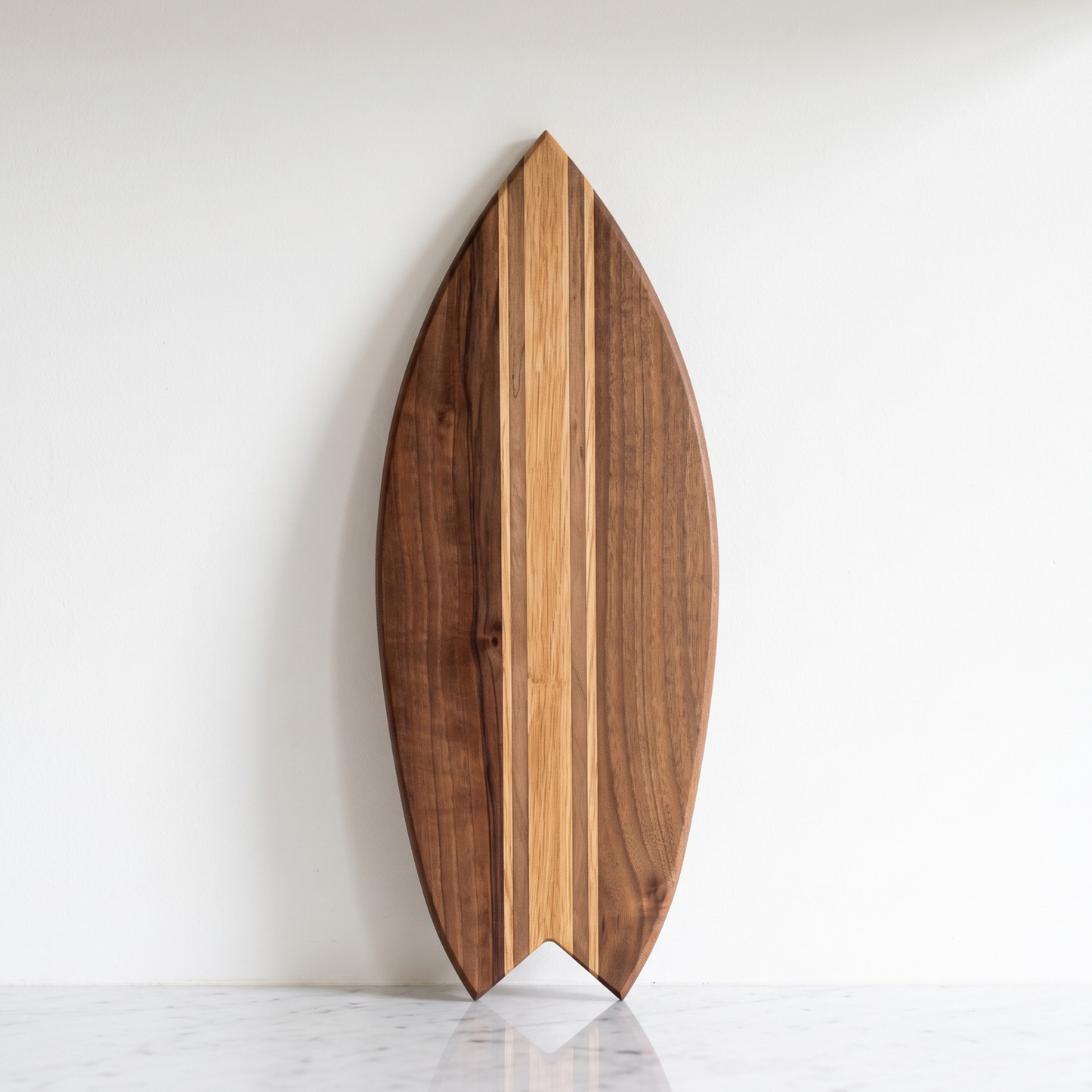 Premium Surf-Schneidebrett – Walnuss-Basis, Eichenlinien