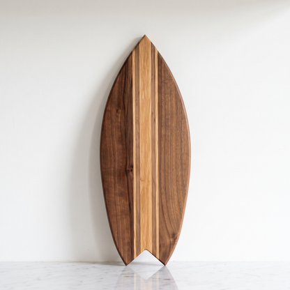 Premium Surf-Schneidebrett – Walnuss-Basis, Eichenlinien
