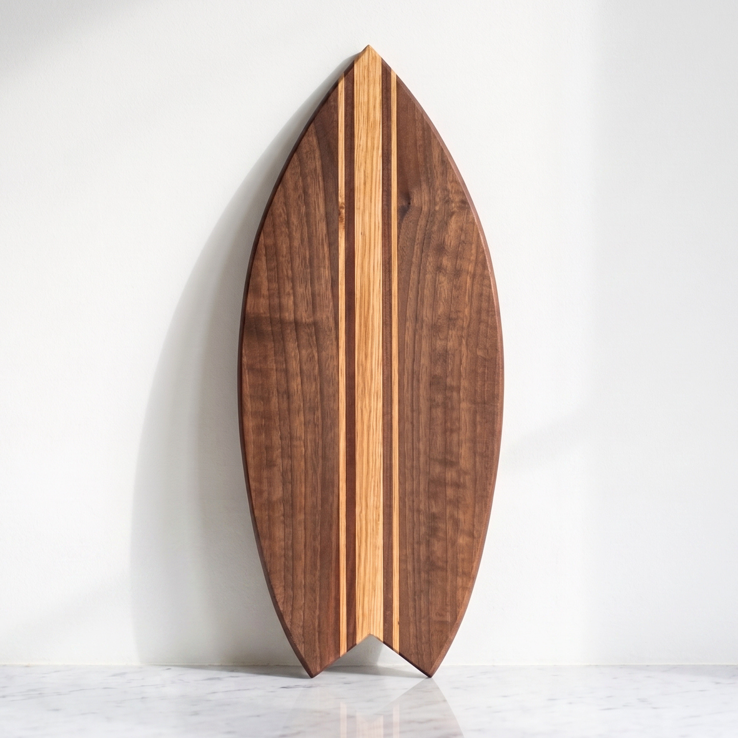 Premium Surf-Schneidebrett – Walnuss-Basis, Eichenlinien