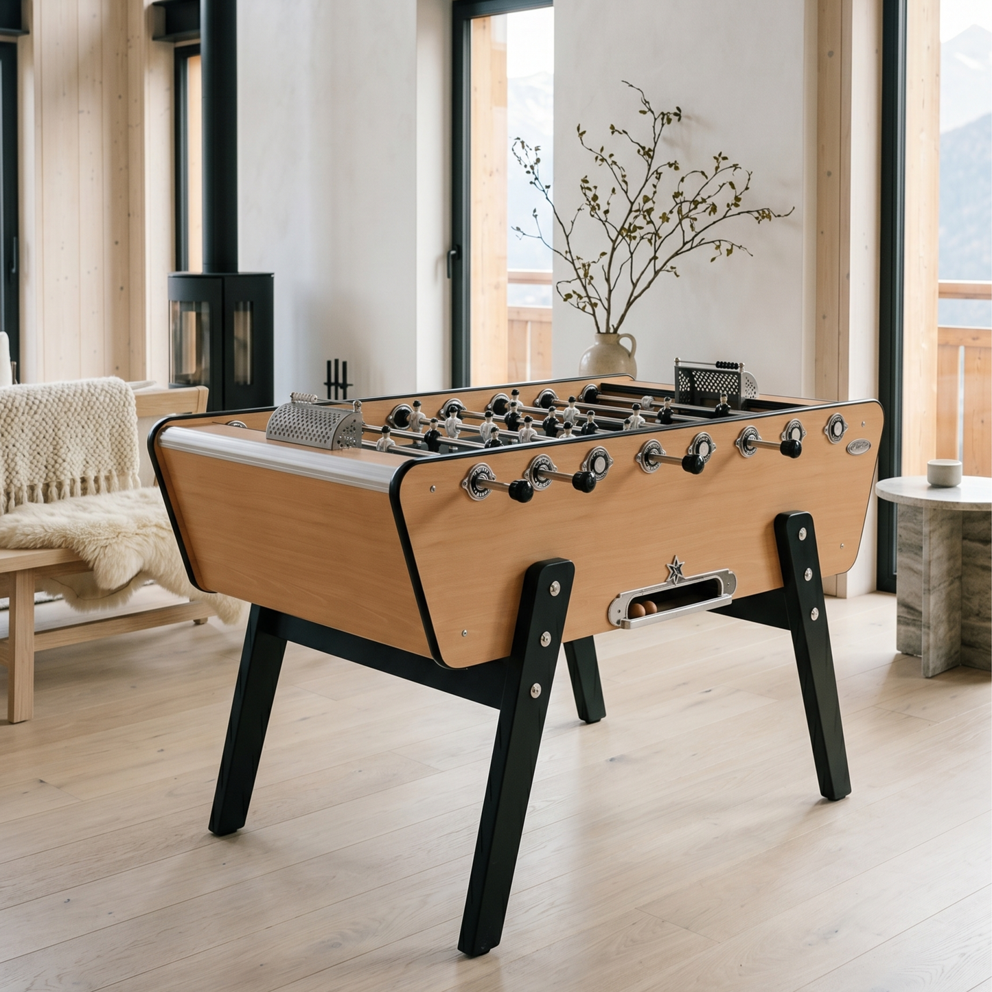 Baby-foot Stella Champion Collector en bois de hêtre naturel installé dans un salon contemporain, style vintage authentique pour une décoration intérieure avec caractère.