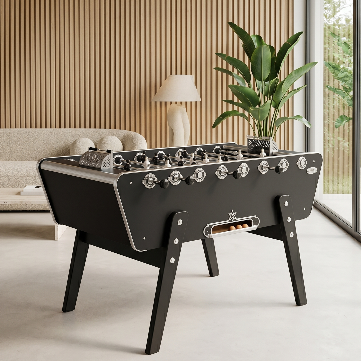Baby-foot Stella Champion Collector noir mat installé dans un salon raffiné, pièce de collection élégante et prestigieuse qui sublime une décoration intérieure haut de gamme.