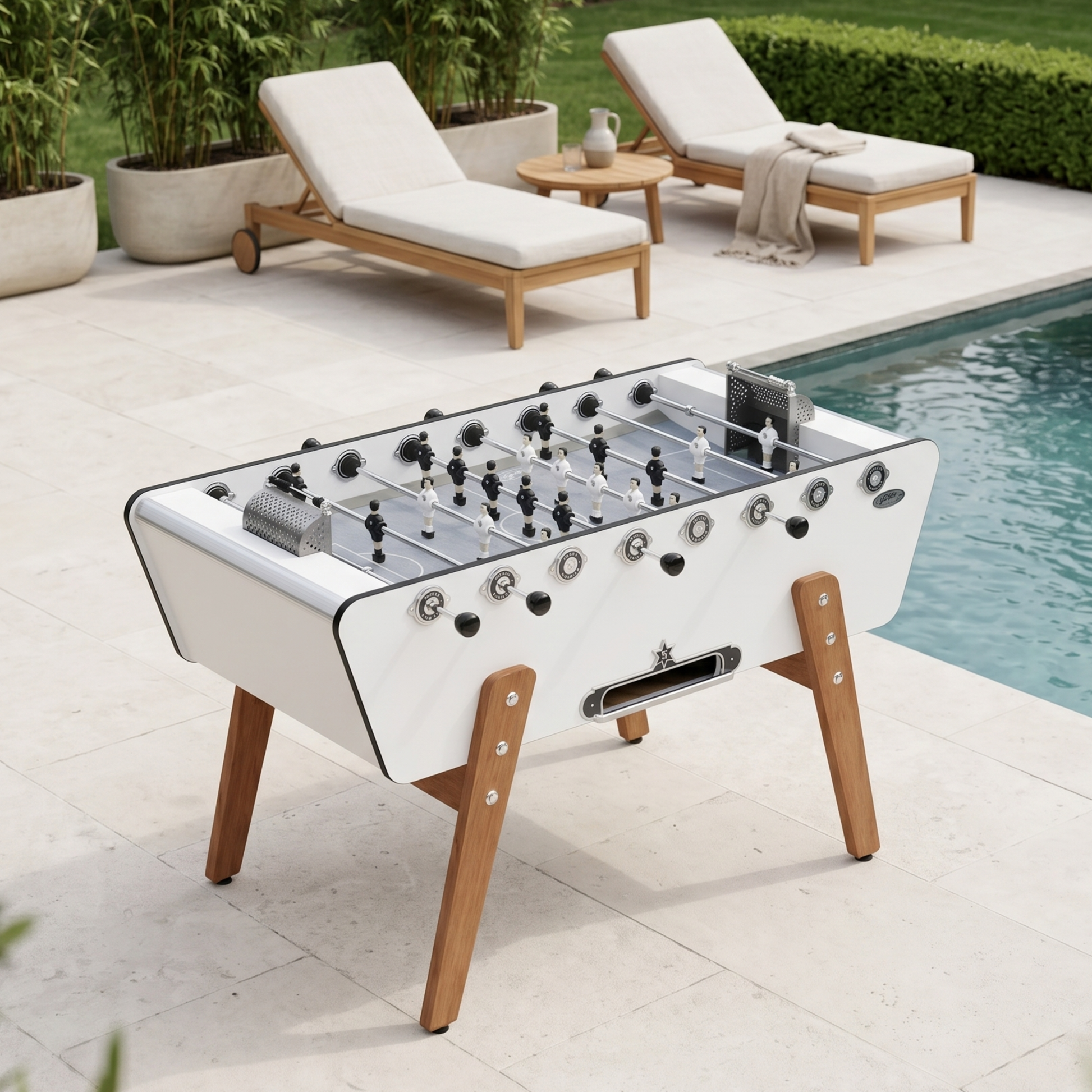 Baby-foot de luxe pour extérieur Stella Champion Outdoor blanc installé sur une terrasse, structure en HPL et pieds en bois Moabi pour une expérience de jeu haut de gamme en plein air.