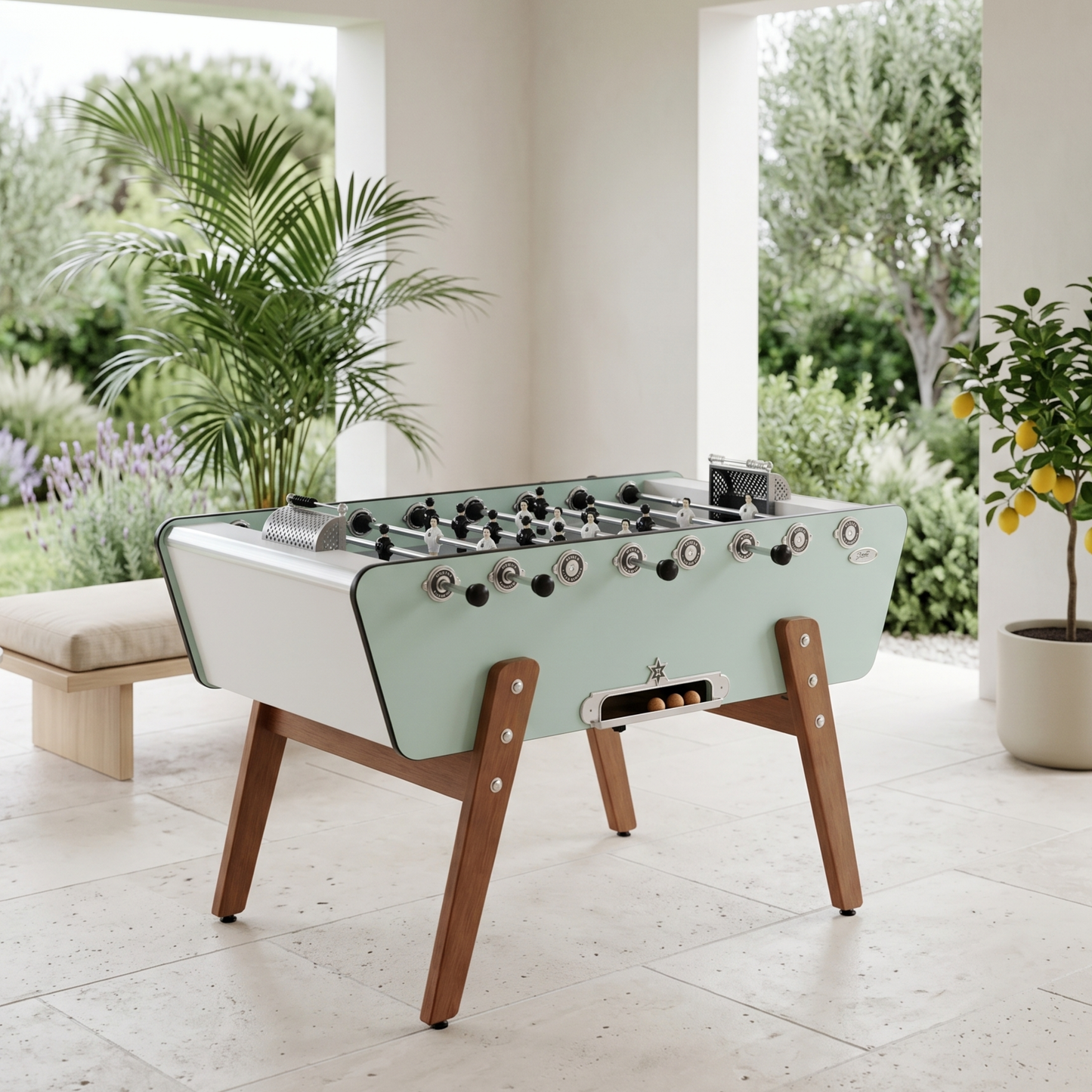 Baby-foot d'extérieur Stella Champion Outdoor vert eucalyptus installé sur une terrasse, design élégant et robuste pour profiter du jeu en plein air dans un jardin ou un espace extérieur moderne.
