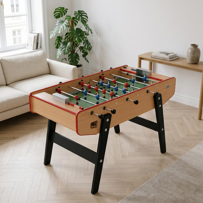 Baby-foot Stella Club finition hêtre installé dans un salon chaleureux et naturel, l'esprit authentique des bars français dans une finition bois clair qui s'intègre parfaitement dans un intérieur convivial.