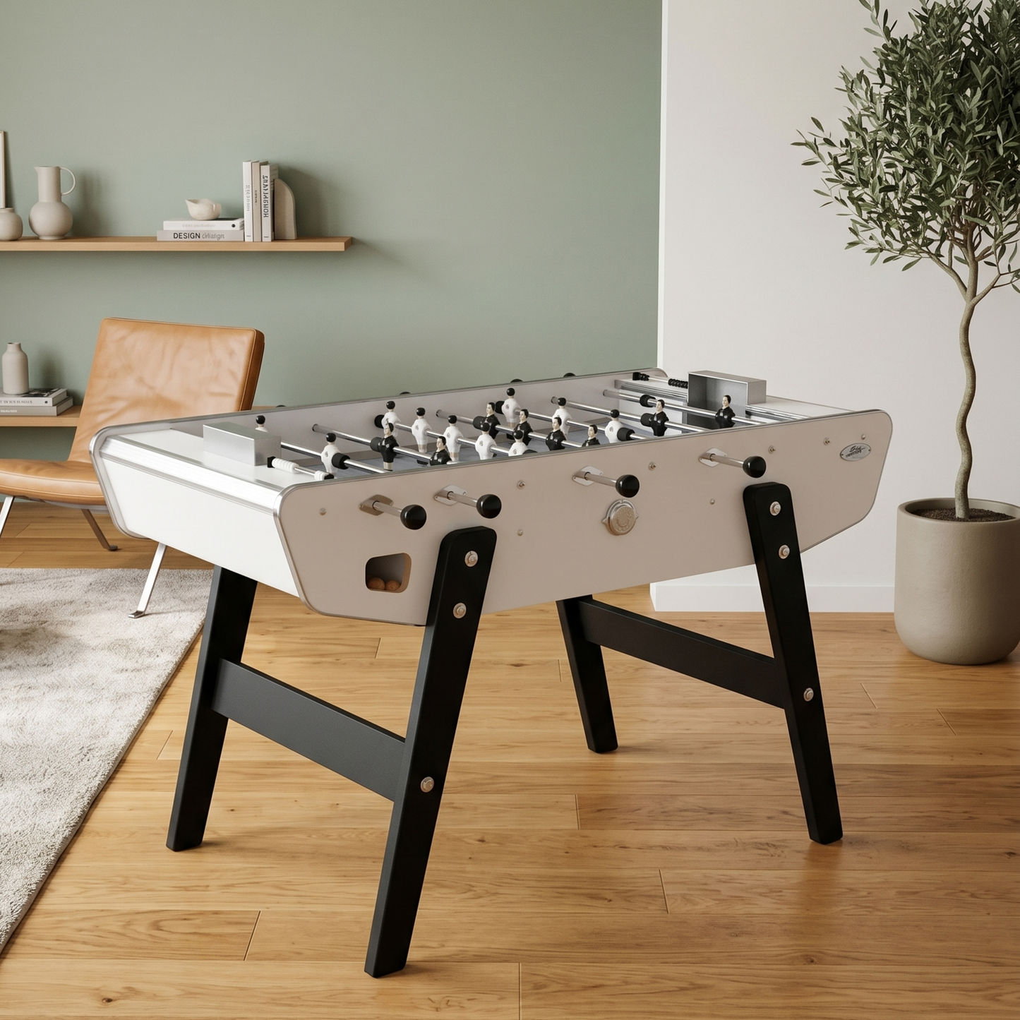 Baby-foot Stella Home blanc installé dans un salon lumineux et épuré, pièce de mobilier conviviale au design minimaliste idéale pour toute la famille dans un intérieur contemporain.