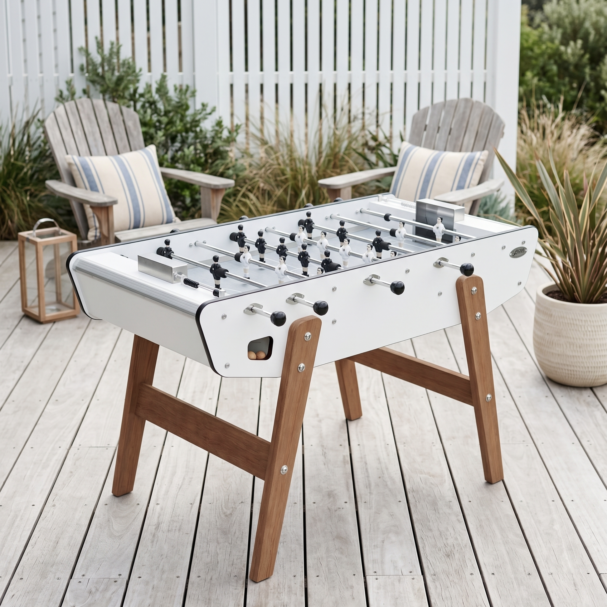 Baby-foot d'extérieur Stella Home Outdoor blanc installé sur une terrasse, design épuré et lumineux pour un espace extérieur moderne et convivial toute l'année.
