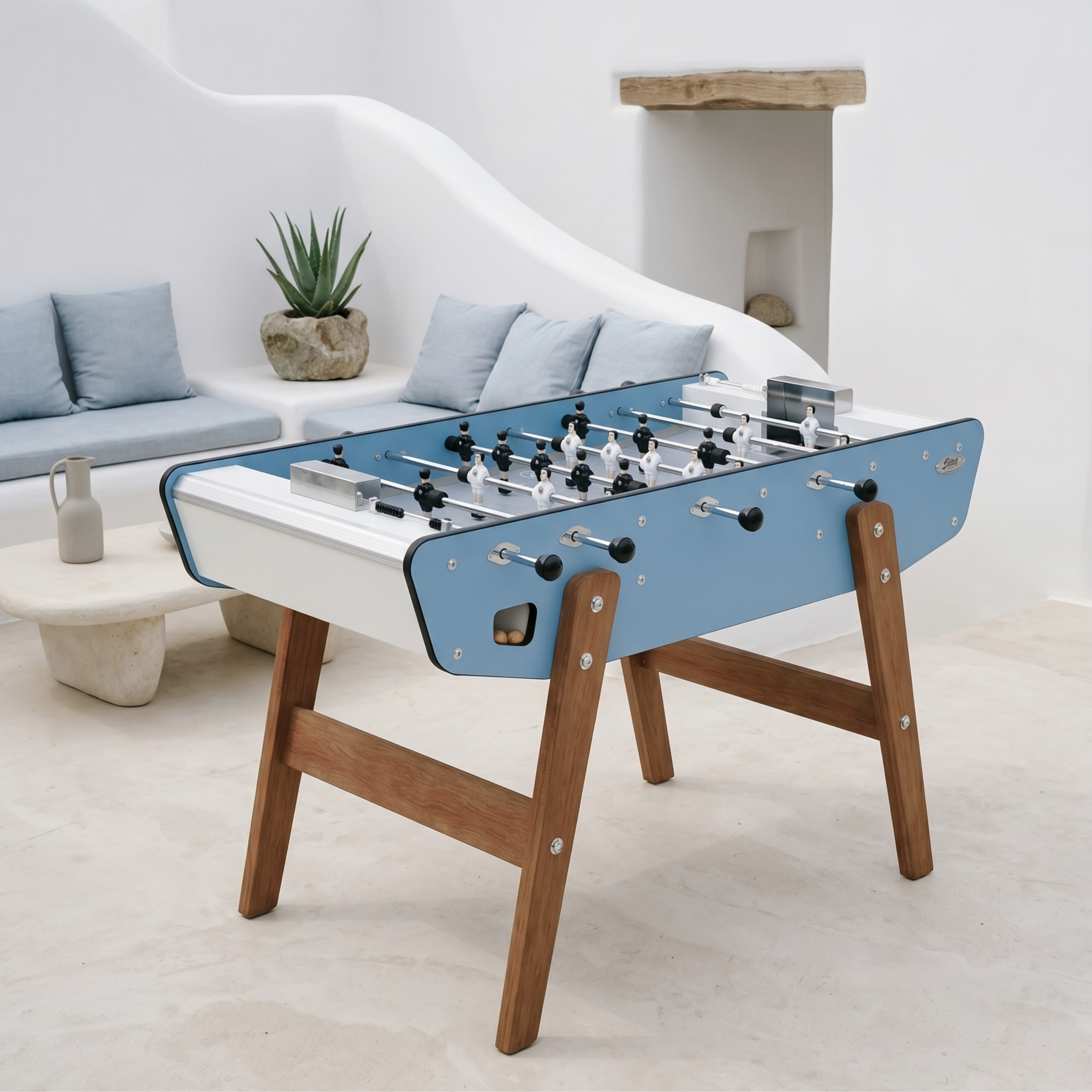 Baby-foot d'extérieur Stella Home Outdoor bleu installé sur une terrasse, coloris éclatant et structure ultra-résistante pour profiter du jeu en plein air dans le jardin