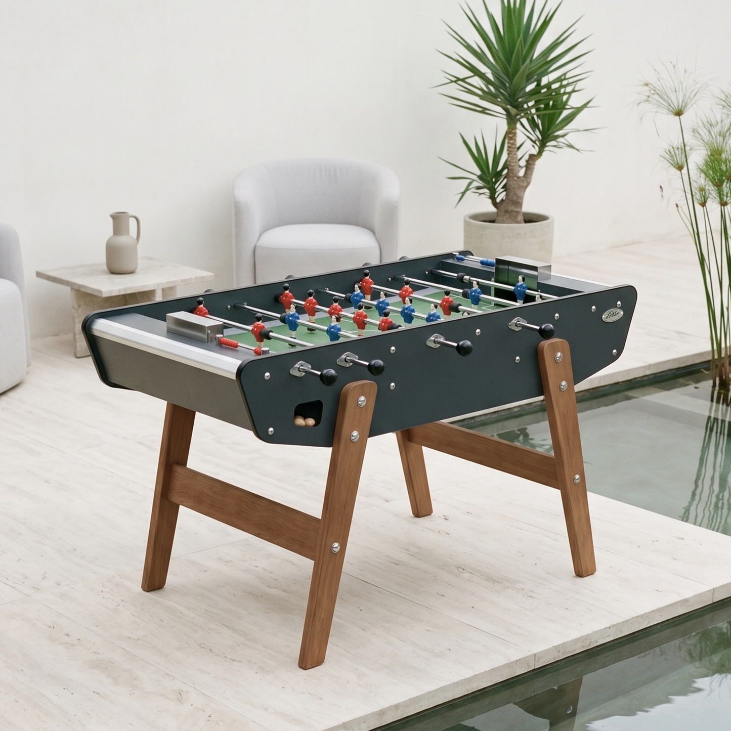 Baby-foot d'extérieur Stella Home Outdoor gris anthracite installé sur une terrasse, coloris sobre et élégant pour une intégration parfaite dans un jardin ou espace extérieur contemporain.