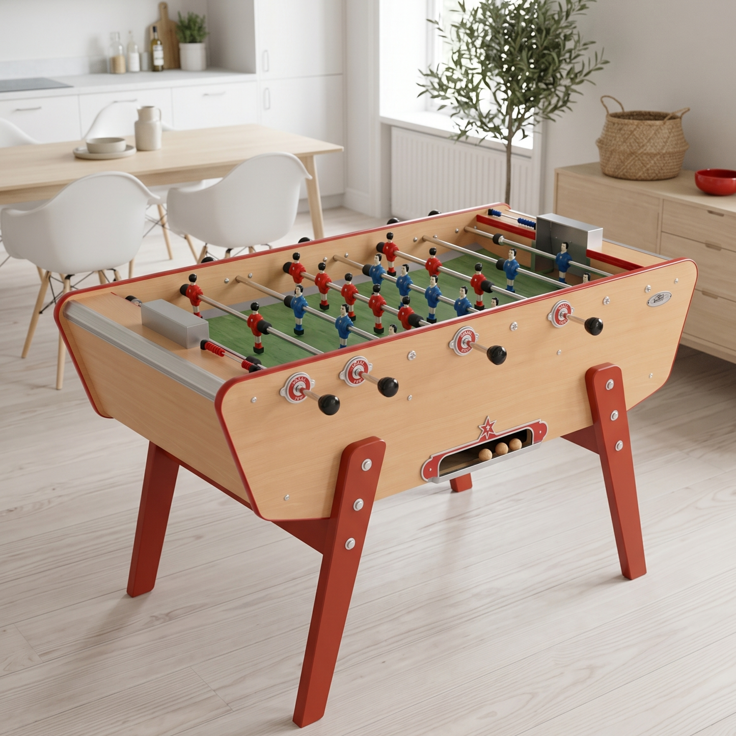 Baby-foot Stella Star finition hêtre naturel installé dans un salon chaleureux, design authentique et convivial en bois massif pour une décoration intérieure chaleureuse et intemporelle.