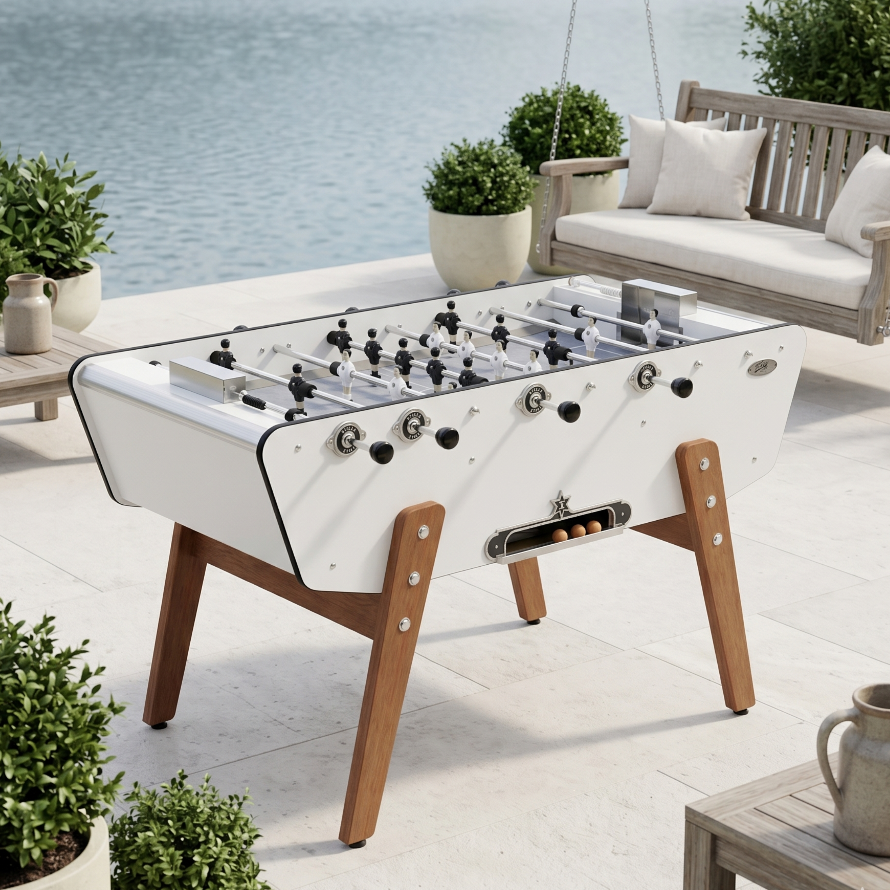 Baby-foot d'extérieur Stella Star Outdoor blanc installé sur une terrasse, design épuré et lumineux alliant élégance et robustesse pour le jeu en plein air.

