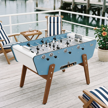 Baby-foot d'extérieur Stella Star Outdoor bleu Cap-Ferret installé sur une terrasse, coloris bord de mer éclatant pour une ambiance estivale et conviviale en plein air.