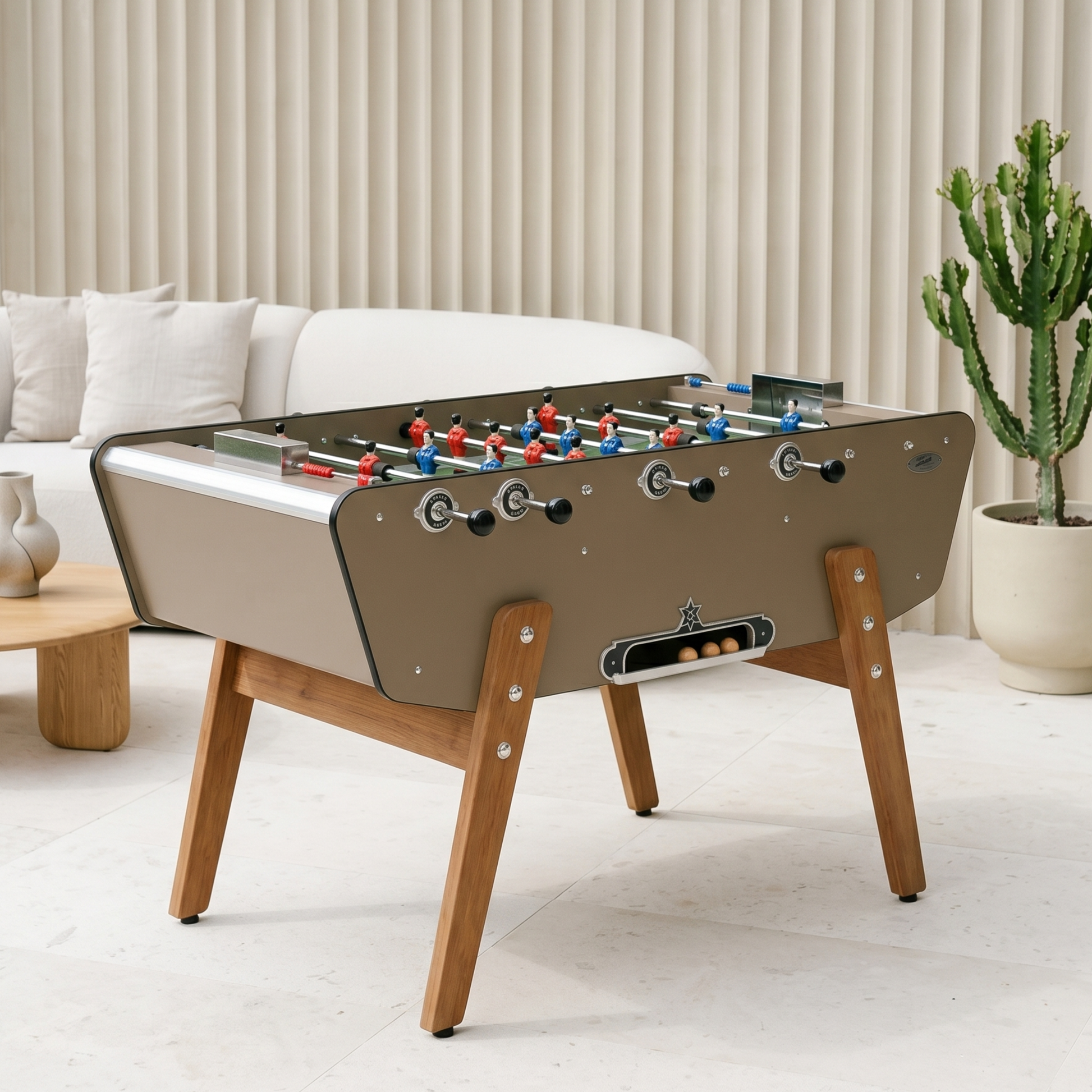 
Baby-foot d'extérieur Stella Star Outdoor taupe installé sur une terrasse, finition intemporelle et robuste pour une expérience de jeu en plein air élégante et conviviale.
