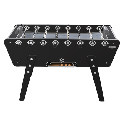 Zoom sur les joueurs en aluminium et le tapis de jeu noir du baby-foot Stella Champion, idéal pour les balles sautées.