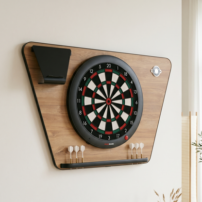 Pack support de fléchettes Stella effet chêne avec cible Granboard 3s connectée accrochée au mur d'un salon, finition bois élégante et technologie connectée pour une expérience de jeu haut de gamme en intérieur.