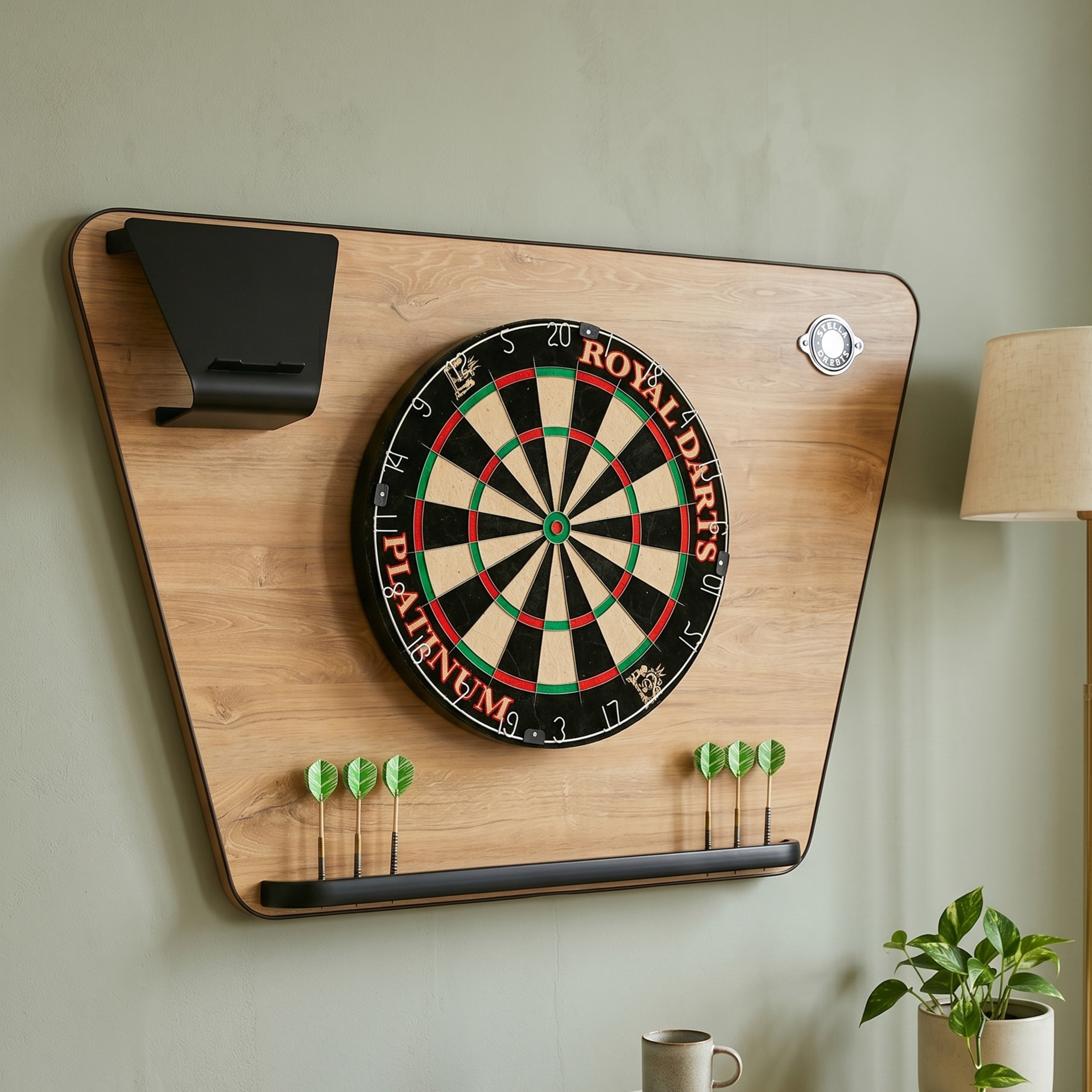 Pack support de fléchettes Stella effet chêne avec cible traditionnelle en sisal accroché au mur d'un salon, finition bois chaleureuse et cible artisanale pour un jeu de fléchettes authentique en intérieur.