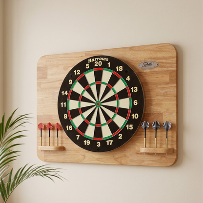 Pack support de fléchettes Stella Hévéa Square avec cible traditionnelle en sisal accroché au mur d'un salon, alliance de bois naturel et de qualité artisanale pour un jeu authentique en intérieur.