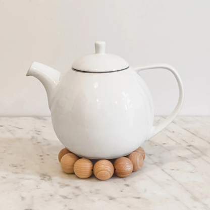 Cafetière posée sur le dessous de plat Nid de 14 cm de diamètre, idéal pour un petit-déjeuner moderne et poétique.