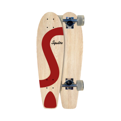 Skate cruiser rouge by Squête en bois de frêne local, une silhouette vintage et dynamique fabriquée artisanalement en France.