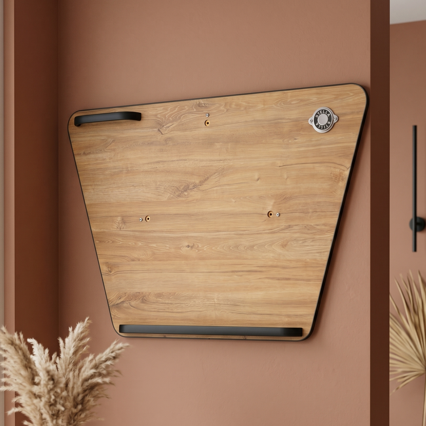 Support de fléchettes Stella effet chêne du Kansas accroché au mur d'un salon, finition bois chaleureuse et authentique pour une décoration intérieure avec caractère.