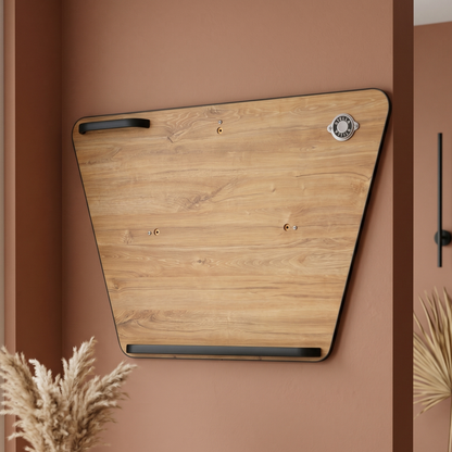 Support de fléchettes Stella effet chêne du Kansas accroché au mur d'un salon, finition bois chaleureuse et authentique pour une décoration intérieure avec caractère.