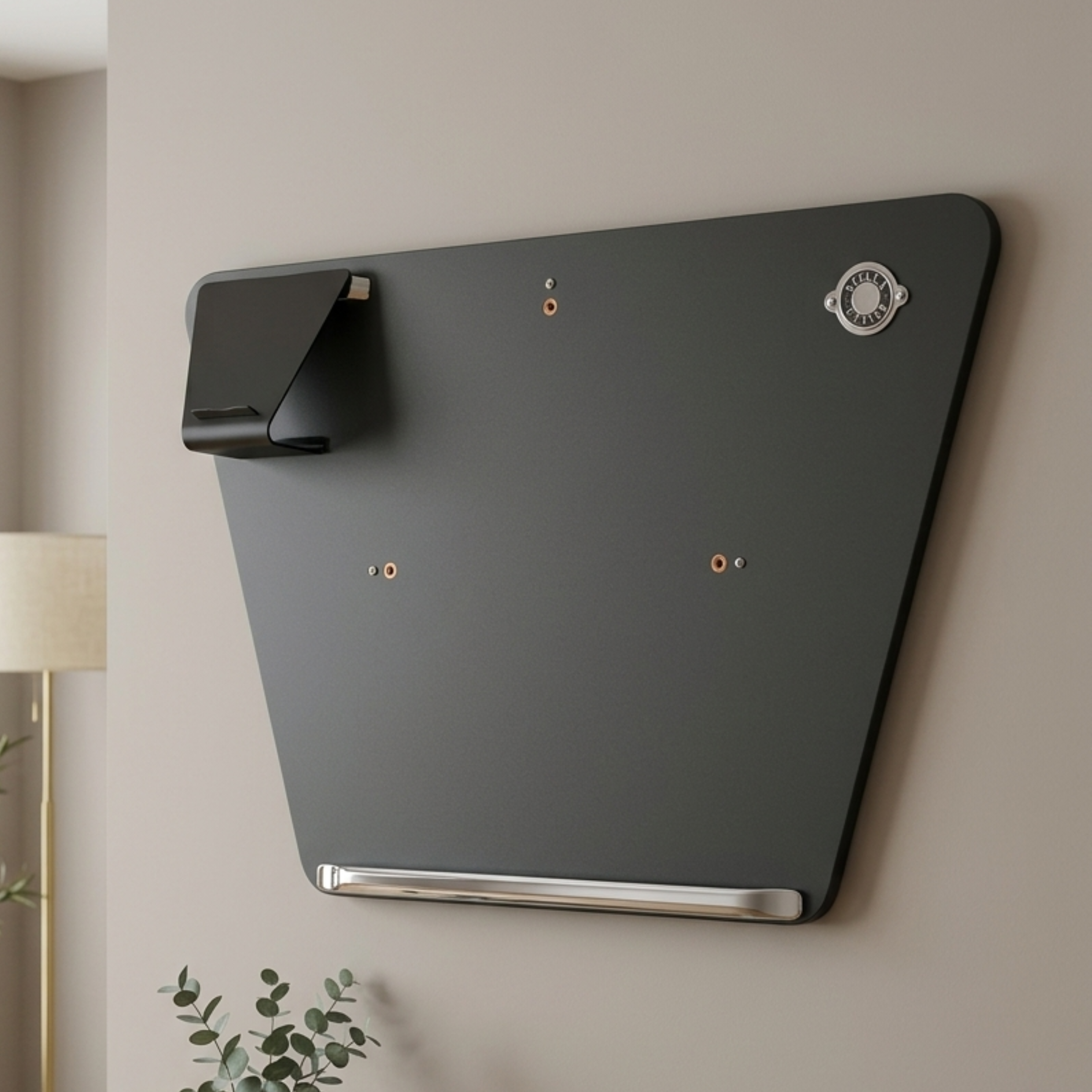 Support de fléchettes Stella Noir accroché au mur d'un salon, design épuré et élégant pour intégrer le jeu de fléchettes dans une décoration intérieure moderne et conviviale.
